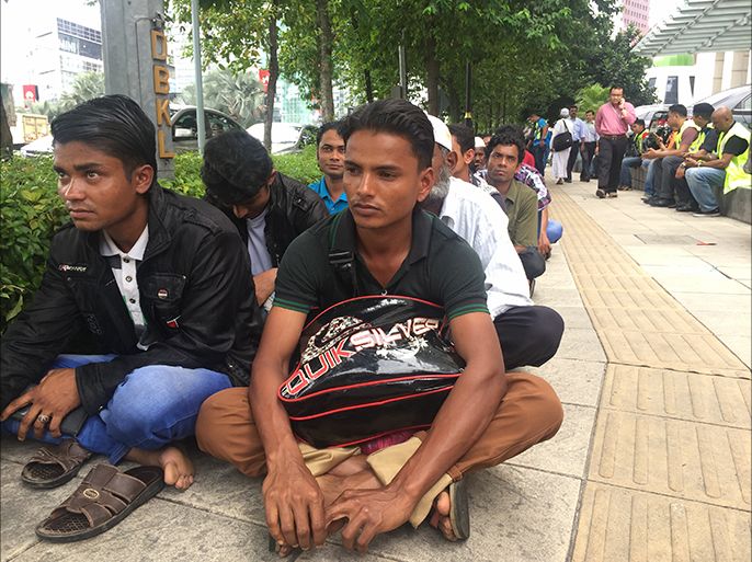 لاجئون روهنغيون أثناء اعتقالهم من قبل الشرطة الماليزية بعد مظاهرة في كوالالمبور الأسبوع الماضي وقد منعتهم الشرطة من التوجه إلى سفارة ميانمار