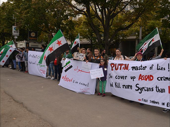متظاهرون سوريون أمام السفارة الروسة نددوا باستهداف روسيا للمدنيين بمناطق ضمنت فيها خفض التصعيد.