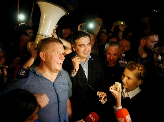 Former Georgian President Mikheil Saakashvili accompanied by Ukrainian opposition leader Yulia Tymoshenko is surrounded by his supporters after he barged past guards to enter Ukraine from the Polish border, at a checkpoint in Shehyni, Ukraine September 10, 2017. REUTERS/Valentyn Ogirenko