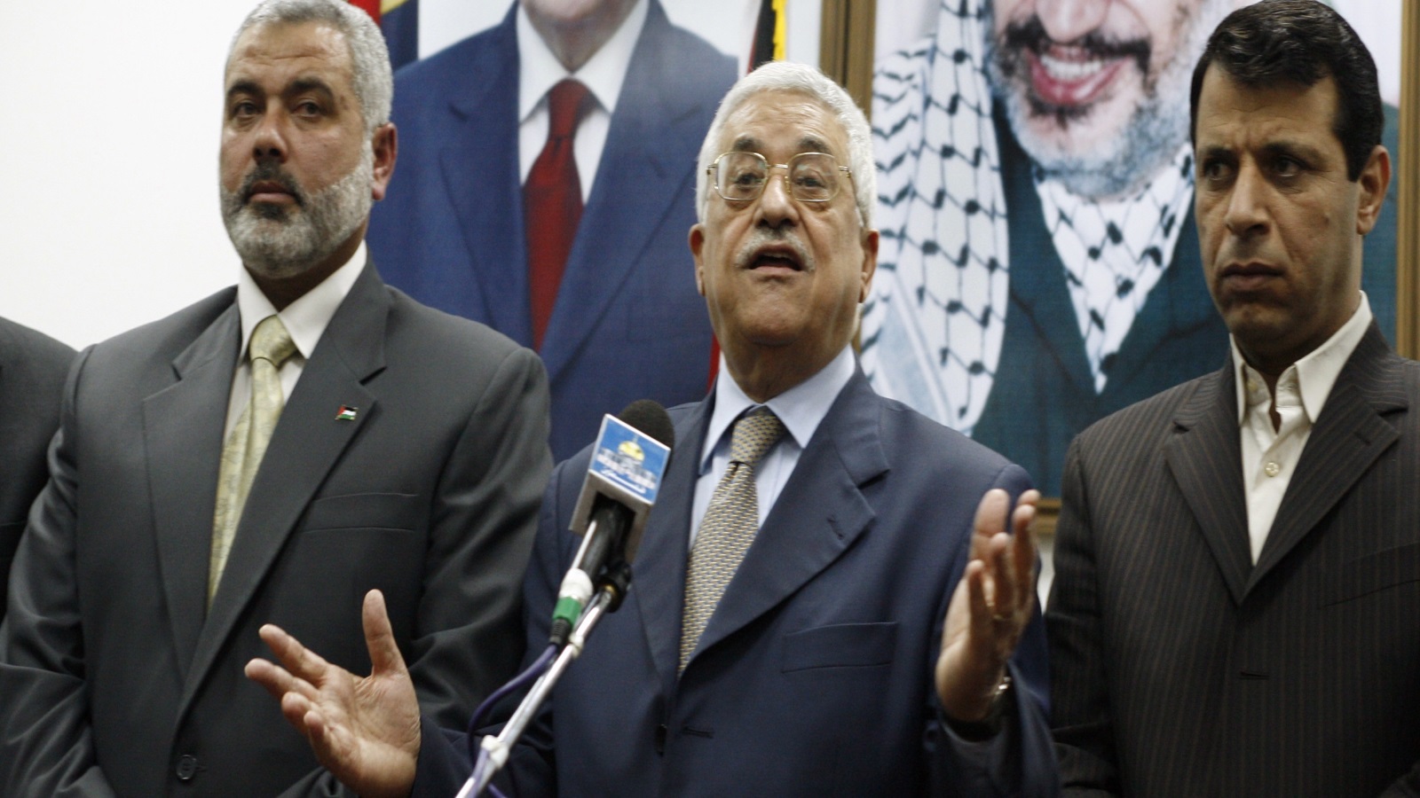 ‪‬ حماس خرجت باتفاقها مع المصريين من الاختيار بين عباس ودحلان(رويترز)