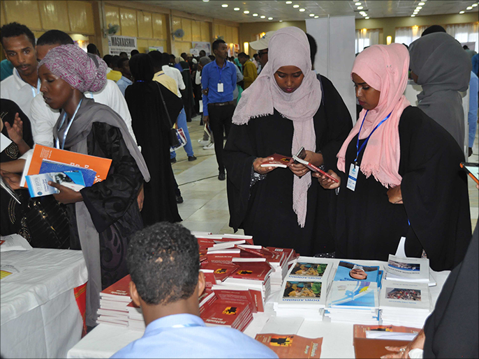جانب من الإقبال النسائي على شراء كتب في معرض مقديشو للكتاب الذي أقيم في الفترة من 13-15 سبتمبر/أيلول 2017(الجزيرة)