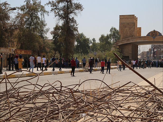 طلاب وموظفون أمام مدخل جامعة الموصل
