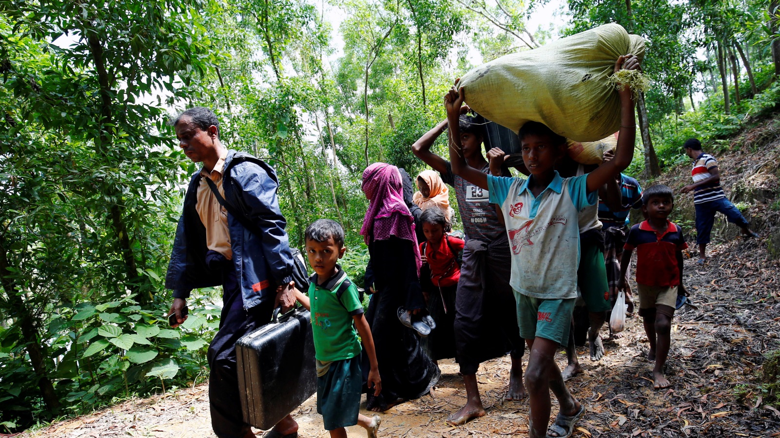 ‪آلاف المسلمين من الروهينغا يفرون من قمع السلطات إلى حدود بنغلاديش‬ (رويترز)