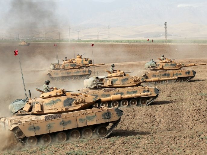Turkish Army tanks manoeuvre during a military exercise near the Turkish-Iraqi border in Silopi, Turkey, September 25, 2017. REUTERS/Umit Bektas