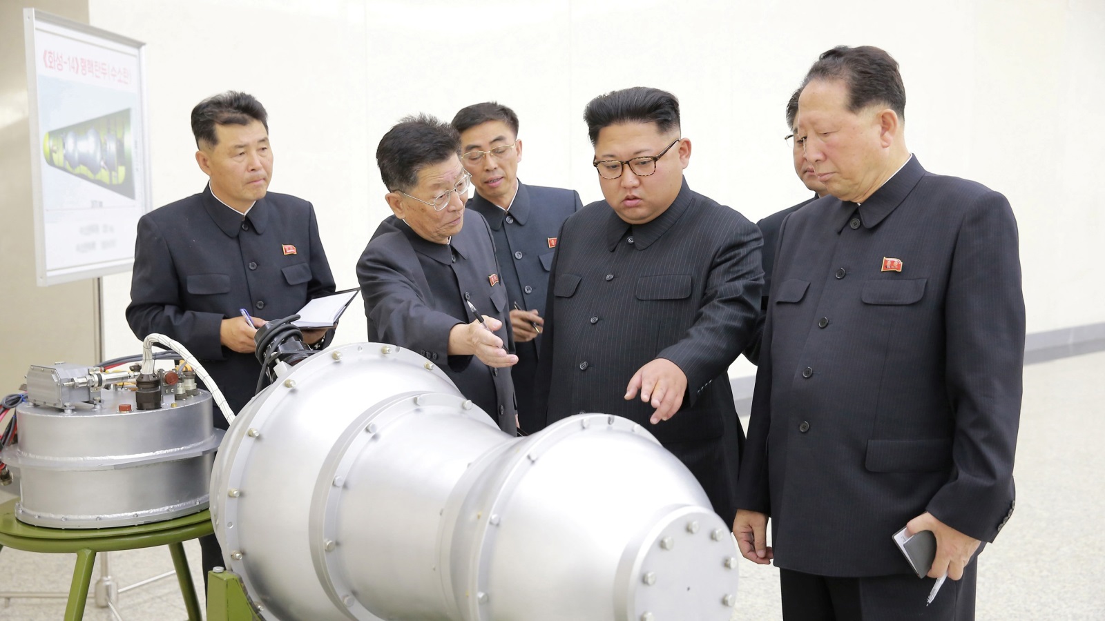 ‪كيم جونغ أون مصر على المضي قدما في التجارب النووية والبالستية‬ (رويترز)