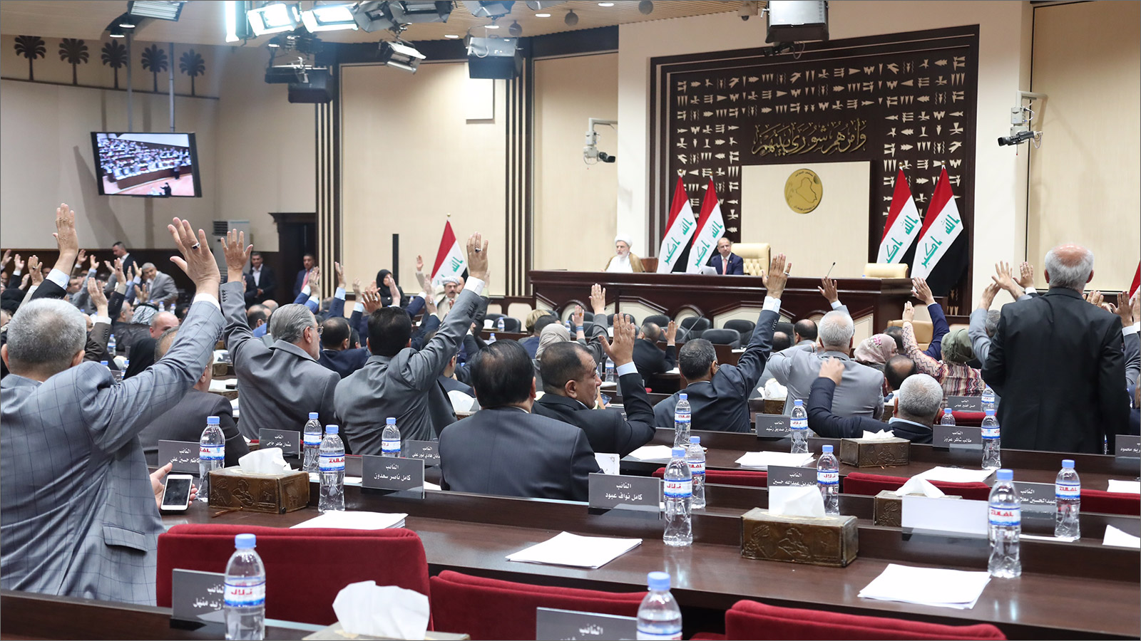 ‪النواب العراقيون يصوتون برفض استفتاء انفصال كردستان‬ (الجزيرة)