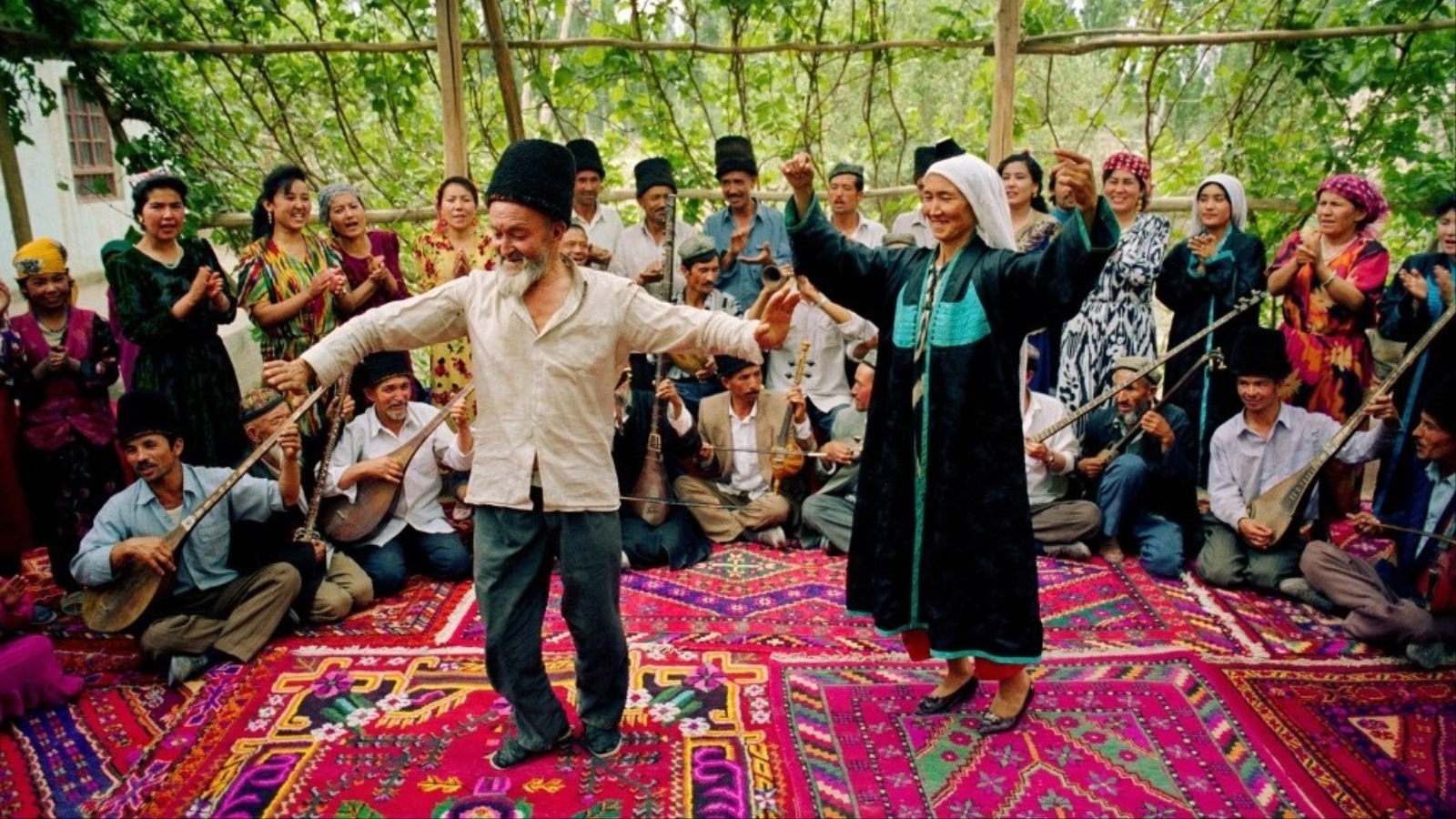 الرقص التقليدي جزء من ثقافة الإيغور الفنية التي تقوم على فن المقامات الفنائية (الجزيرة)