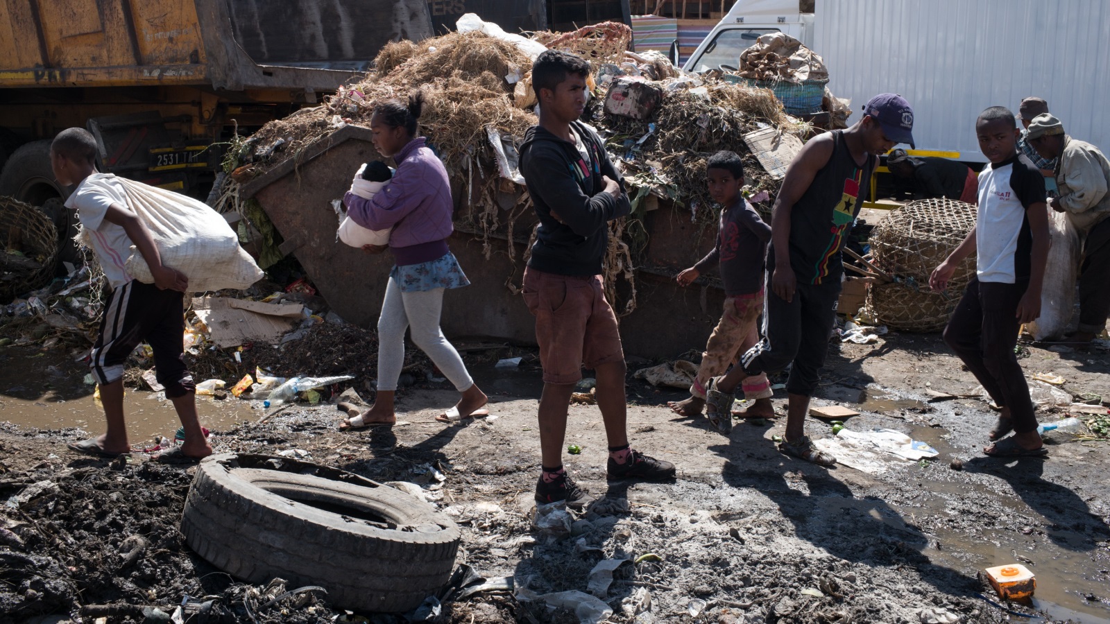 ‪المناطق الفقيرة في أنتاناناريفو هي الأكثر تضررا من الوباء الحالي، فالعديد من الشوارع تغرق بأكوام القمامة، وهو ما يهيئ لانتشار الجرذان‬ (غيتي/الفرنسية)