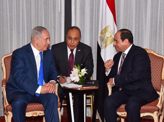Egyptian President Abdel Fattah al-Sisi (R) speaks with Israeli Prime Minister Benjamin Netanyahu (L) during their meeting as part of an effort to revive the Middle East peace process ahead of the United Nations General Assembly in New York, U.S., September 19, 2017 in this handout picture courtesy of the Egyptian Presidency. The Egyptian Presidency/Handout via REUTERS ATTENTION EDITORS - THIS IMAGE WAS PROVIDED BY A THIRD PARTY