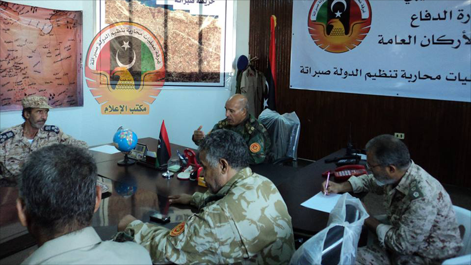 اجتماع لضباط غرفة محاربة التنظيم بصبراتة مع آمر الغرفة عمر عبد الجليل (وسائل التواصل)