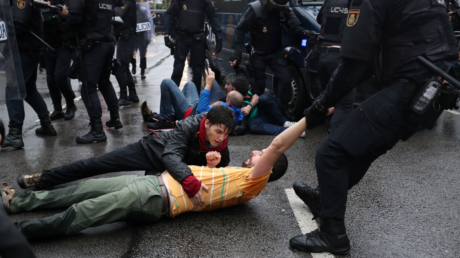 ‪الشرطة الإسبانية استخدمت القوة والعنف في محاولة لمنع‬ (رويترز)