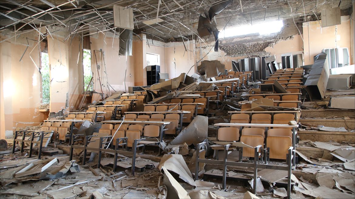 قاعة مدمرة تابعة لكلية الطب بجانب مستشفى السلام في الموصل