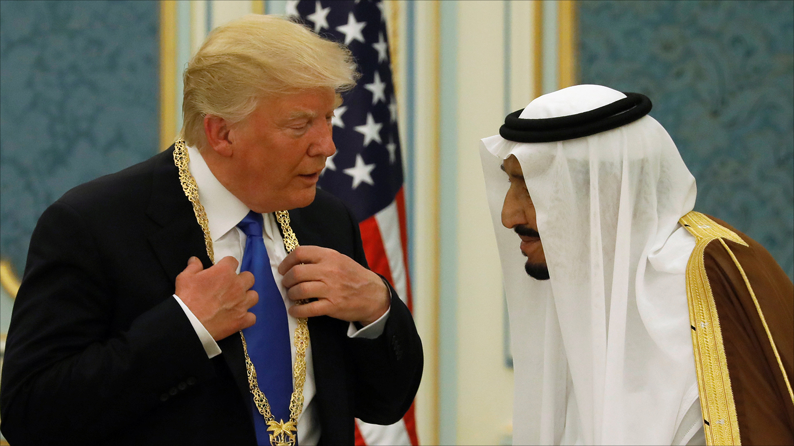 الملك سلمان قلد ترامب ميدالية أثناء زيارته للمملكة وحضوره قمة الرياض (رويترز)