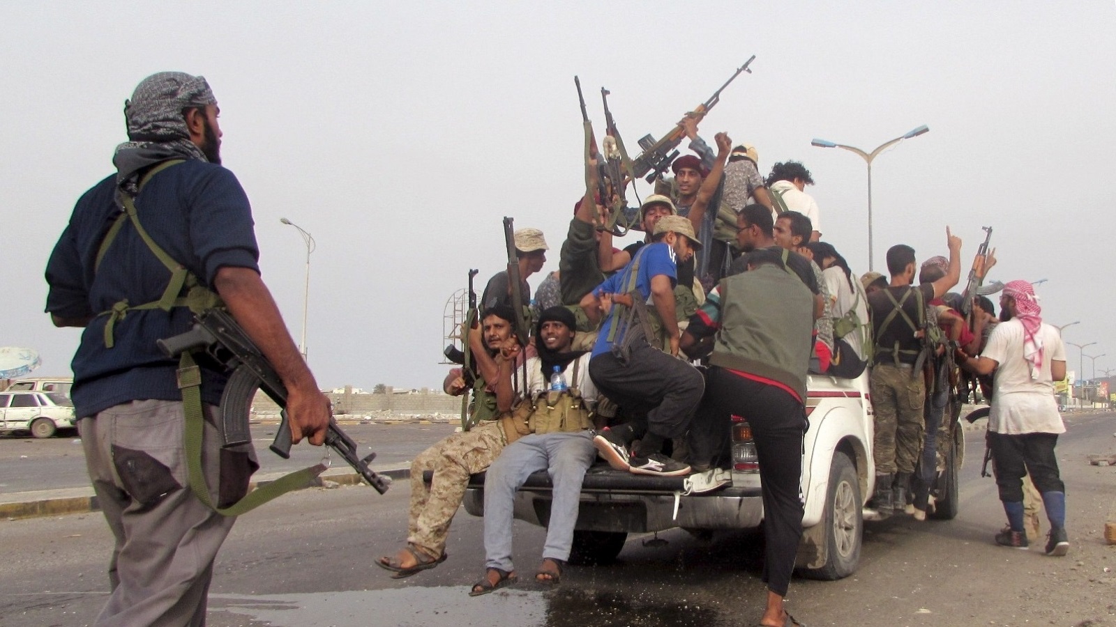 ‪مسلحون تابعون للمقاومة اليمنية في إحدى مناطق مدينة عدن‬ (رويترز)