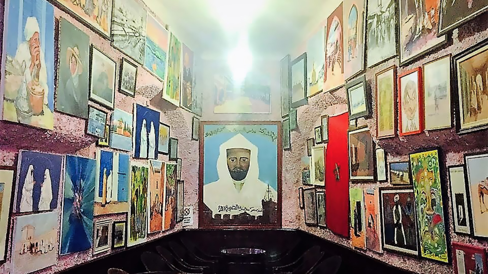 لوحات فنية تؤثث جدران مقهى إدريس في مدينة الصويرة المغربية (الجزيرة)