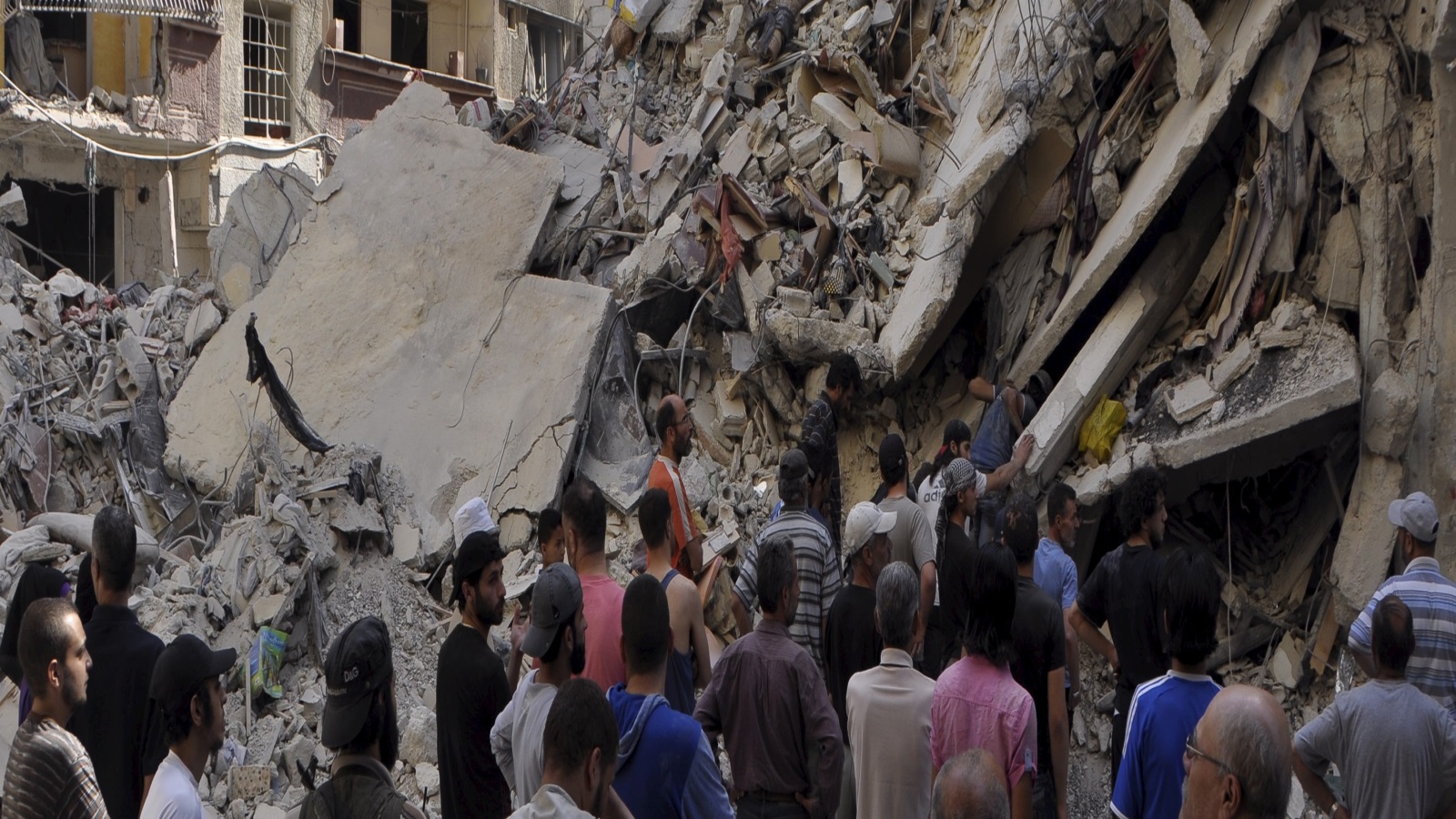 ‪آثار القصف على مخيم اليرموك بدمشق‬ (رويترز)