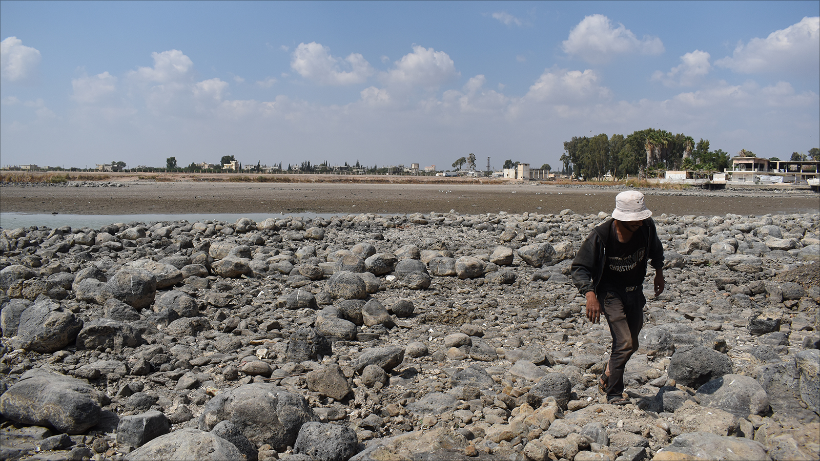 ‪الجفاف سيؤثر على تزود سكان درعا بمياه الشرب‬ (الجزيرة)