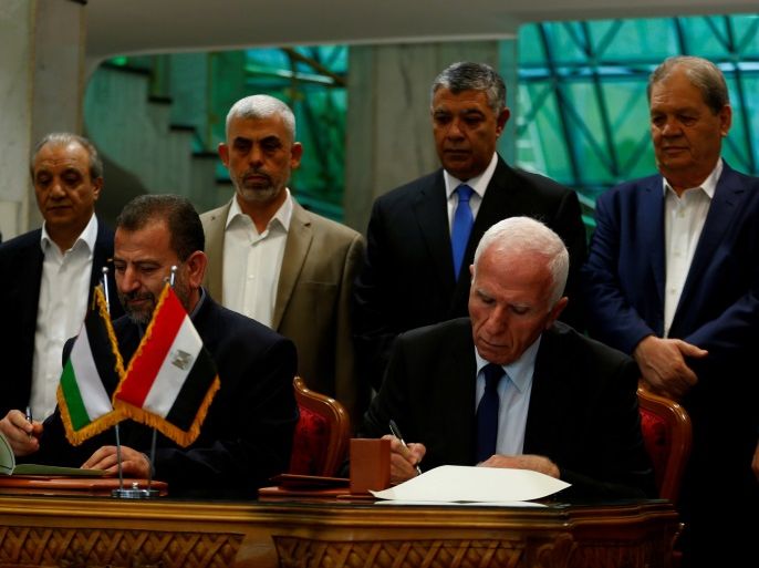 Head of Hamas delegation Saleh Arouri and Fatah leader Azzam Ahmad sign a reconciliation deal in Cairo, Egypt, October 12, 2017. REUTERS/Amr Abdallah Dalsh TPX IMAGES OF THE DAY