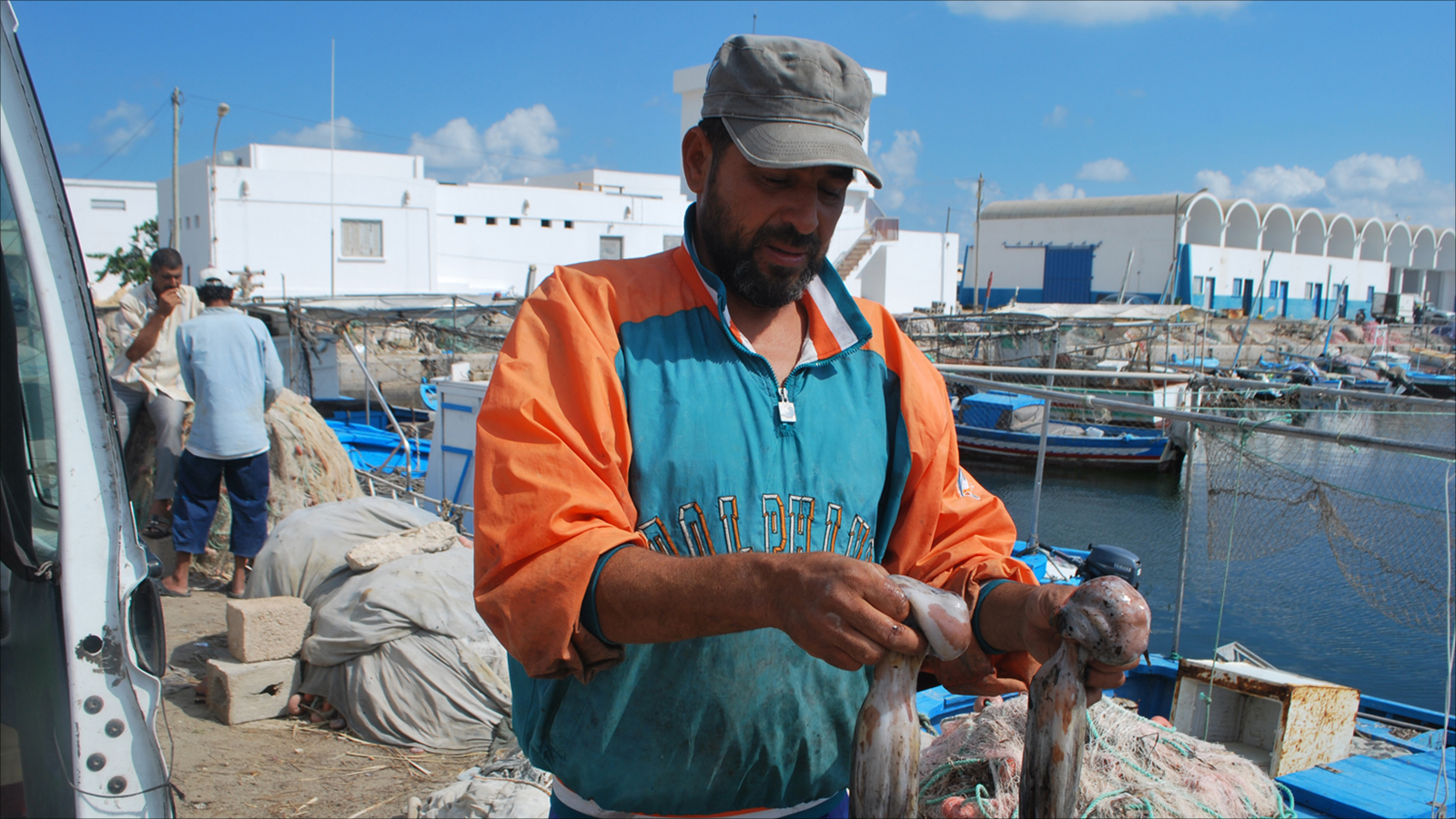 الصياد عبد الله لم يجن من صيده سوى أخطبوطين صغيرين (الجزيرة)