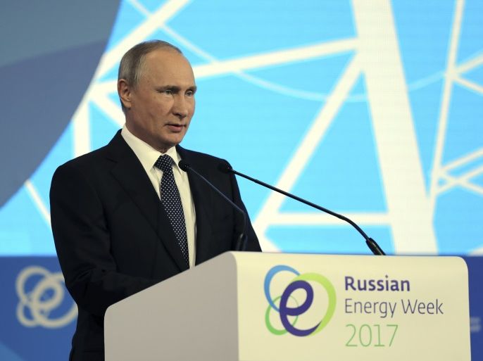 Russian President Vladimir Putin delivers a speech at the Russian Energy Week 2017 forum in Moscow, Russia October 4, 2017. Sputnik/Kremlin via REUTERS ATTENTION EDITORS - THIS IMAGE WAS PROVIDED BY A THIRD PARTY.