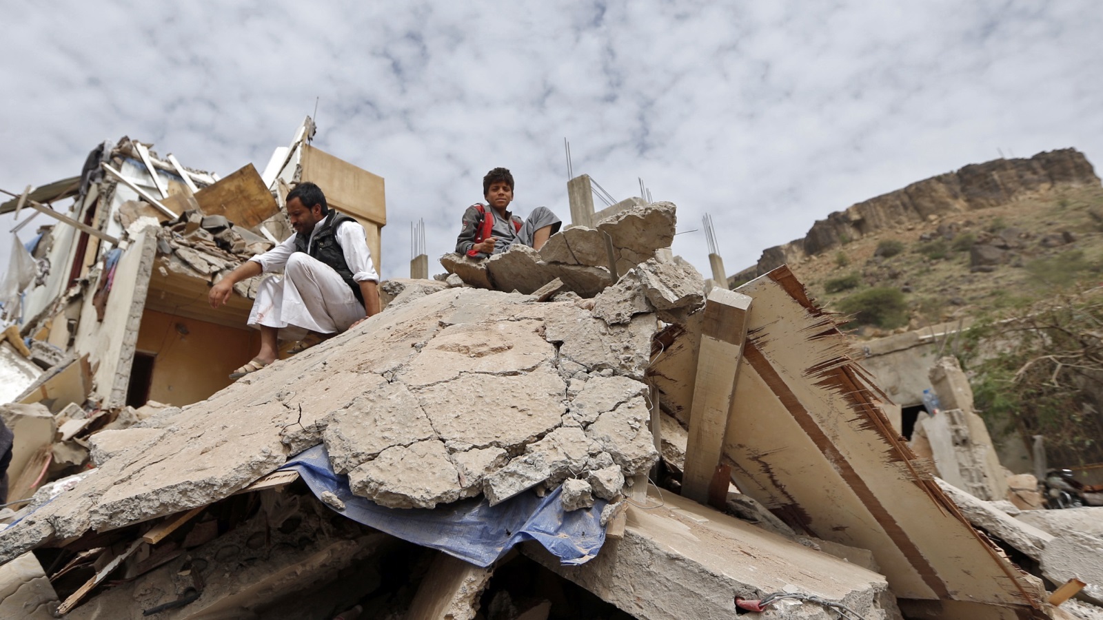 ‪القصف الجوي على منازل المدنيين في فج عطان غربي صنعاء‬  (غيتي)