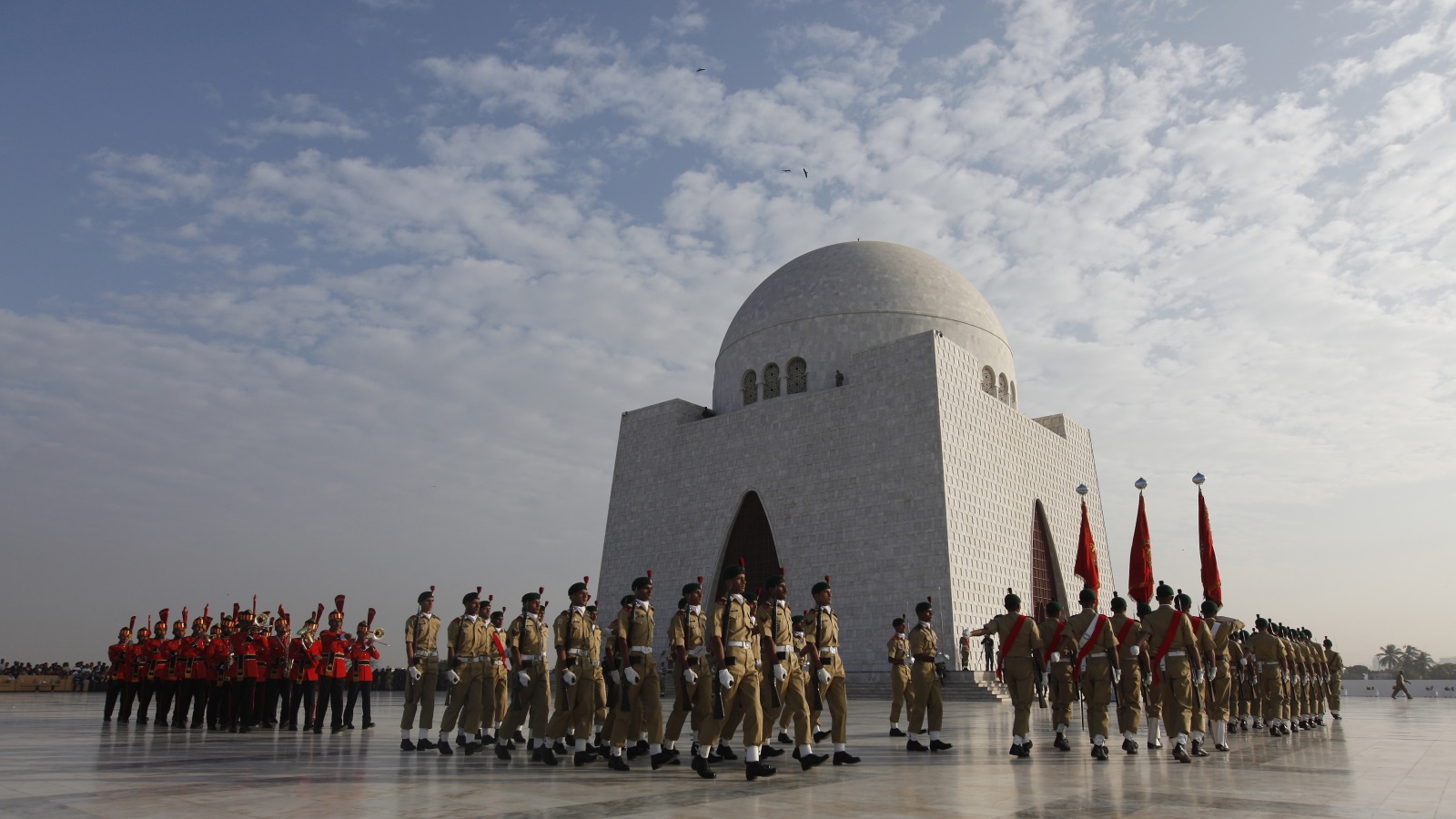 ‪عرض عسكري احتفالي في كراتشي قرب ضريح مؤسس باكستان محمد علي جناح‬ (رويترز)