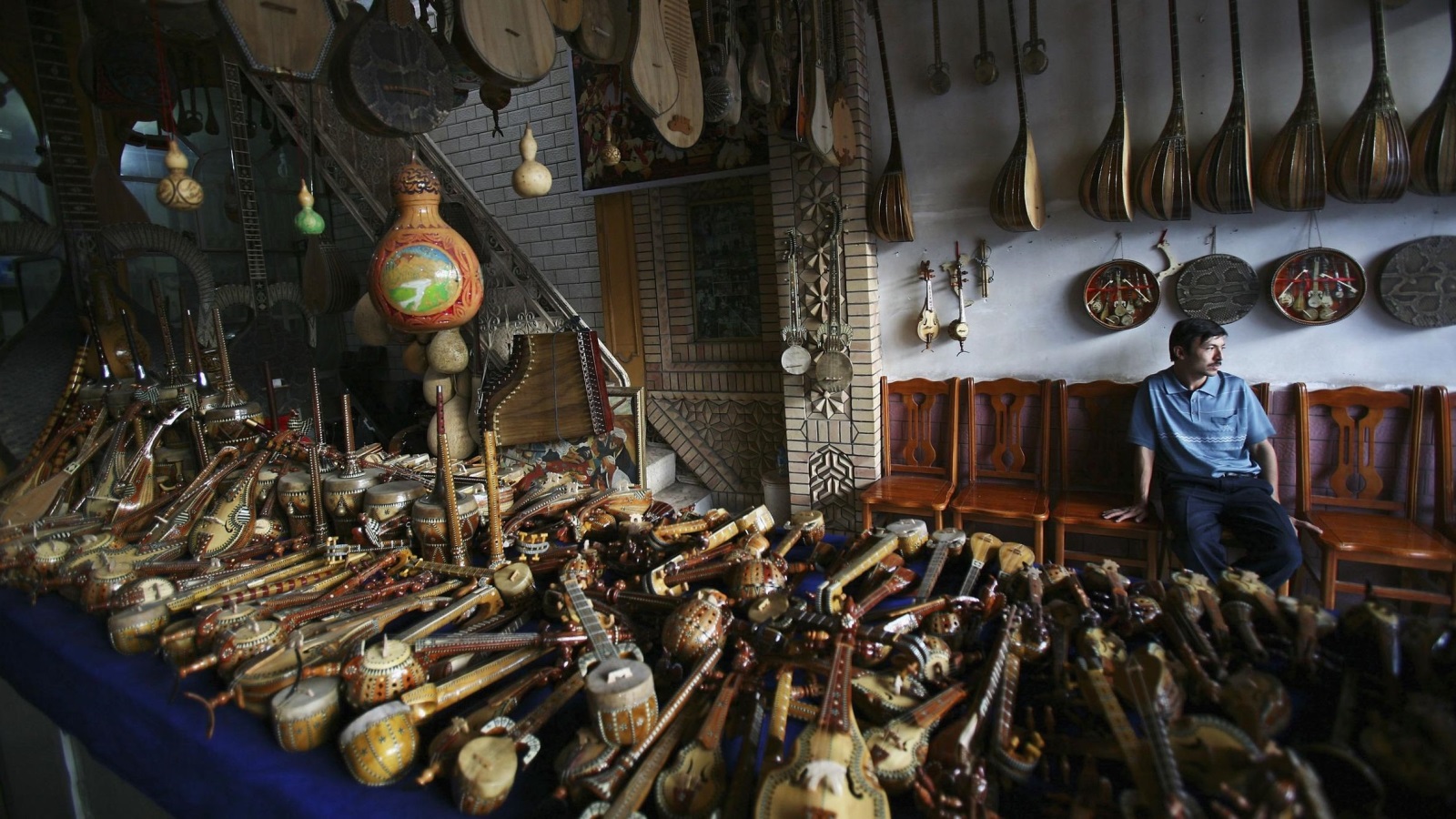 معرض لبيع أدوات عزف تقليدية لا تزال مستخدمة في المجتمع الإيغوري (غيتي)