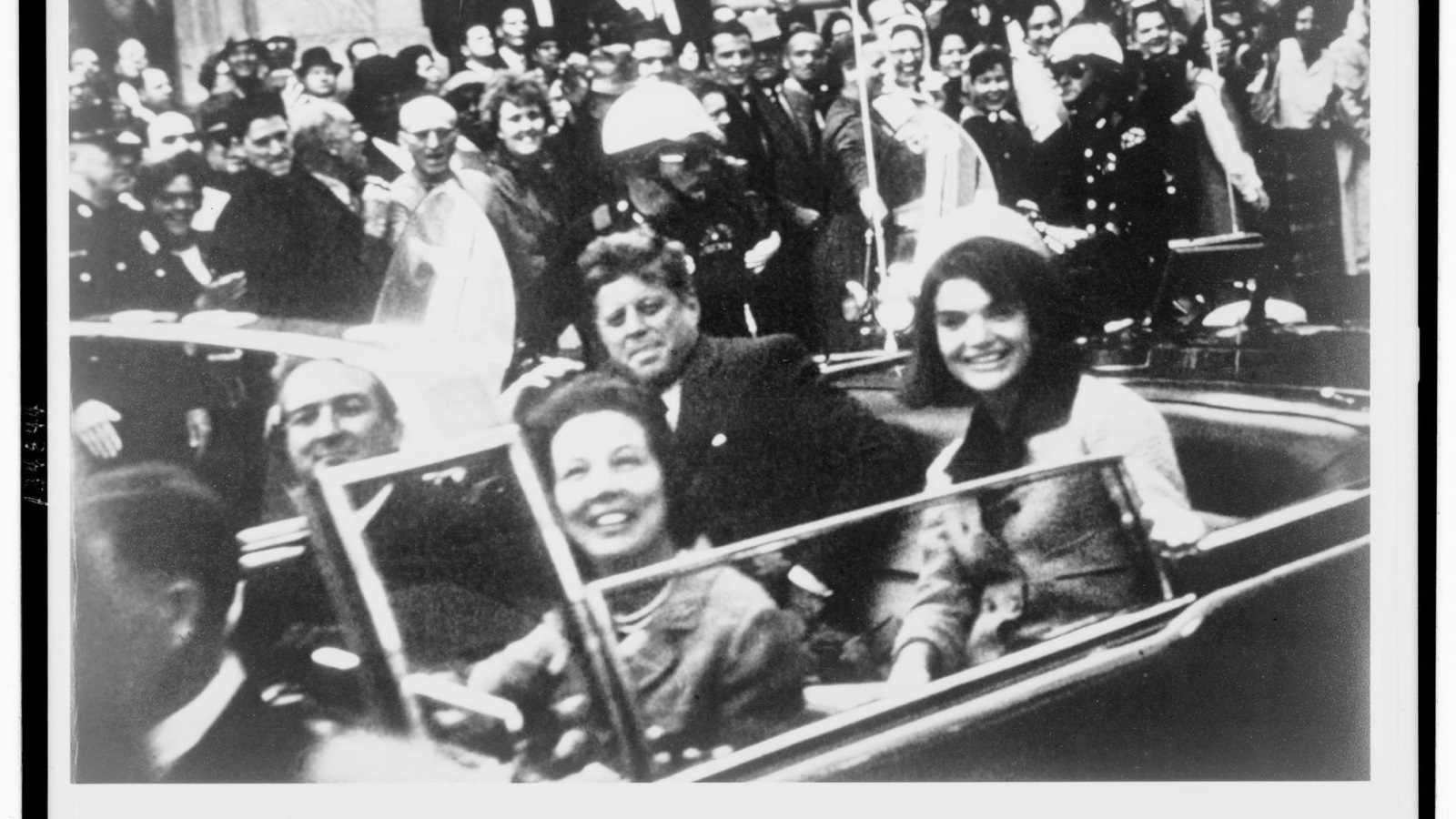 الرئيس الأميركي جون كينيدي رفقة زوجته (في المقعد الخلفي) مع حاكم تكساس جون كونالي وزوجته قبل دقائق من الاغتيال في دلاس بتكساس (رويترز)