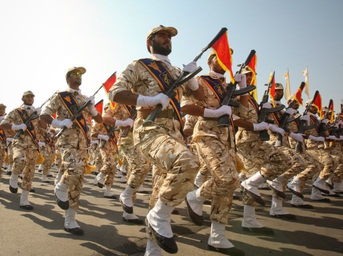 Members of the Iranian revolutionary guard march during a parade to commemorate the anniversary of the Iran-Iraq war (1980-88), in Tehran September 22, 2011. REUTERS/Stringer/File Photo