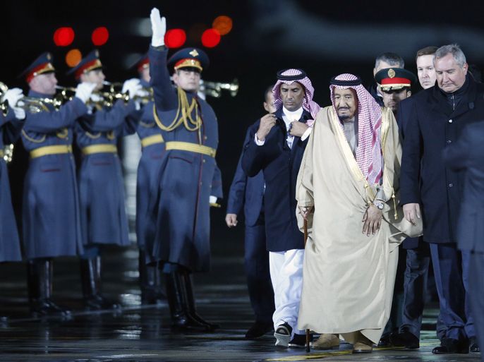epa06244587 Saudi Arabia King Salman bin Abdulaziz Al Saud (2-R), flanked by Russian Vice-Premier Dmitry Rogozin (R) attends a welcoming ceremony upon his arrival in Moscow's Vnukovo II airport in Moscow, Russia, 04 October 2017. Salman bin Abdulaziz Al Saud visits Russia to discuss Syrian crisis. EPA-EFE/SERGEI CHIRIKOV