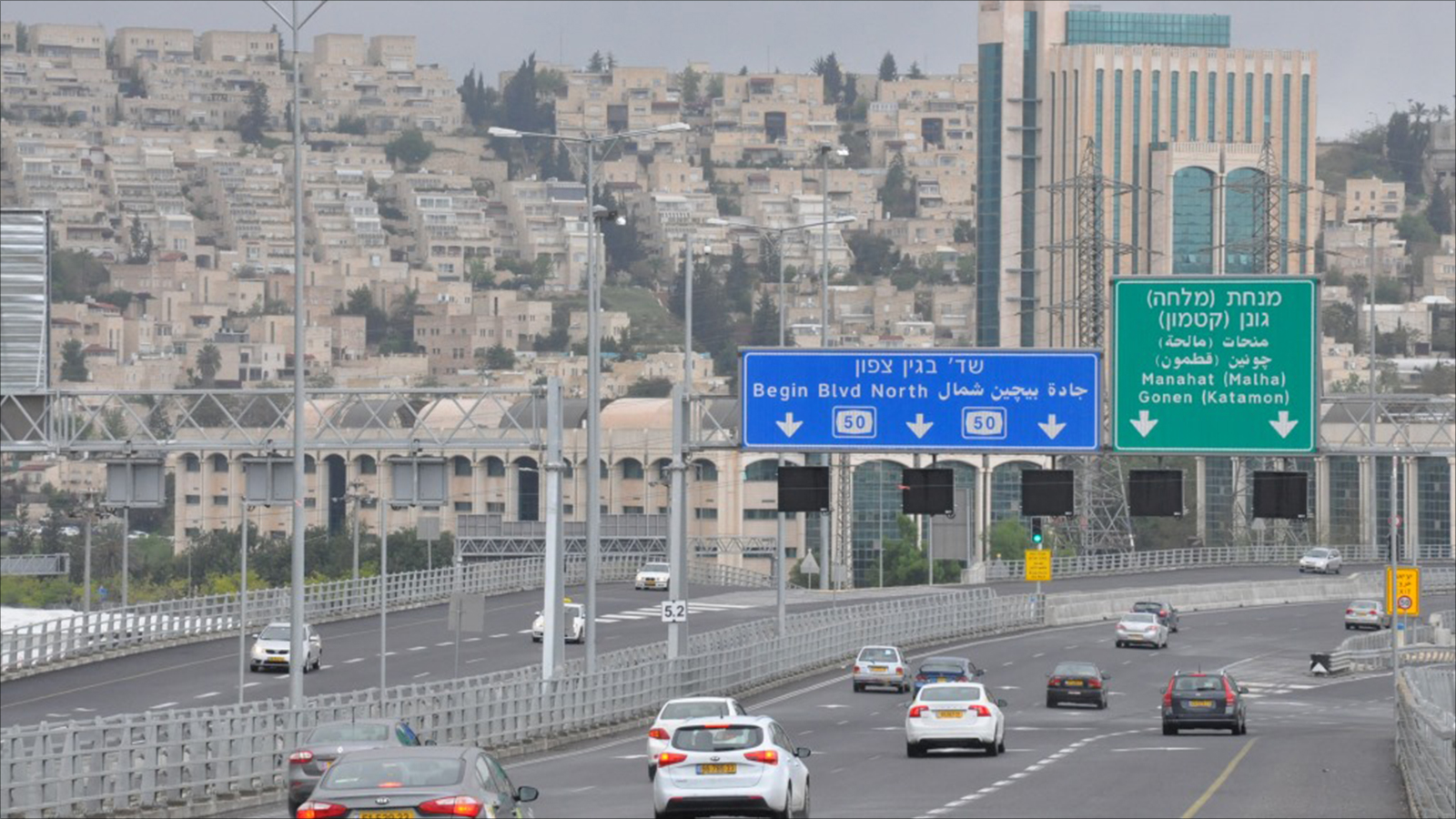  شارع التفافي بالقدس باتجاه بلدة بيت صفافا يربط القدس بالمستوطنات بالقرب من بيت لحم وجبال الخليل (الجزيرة)