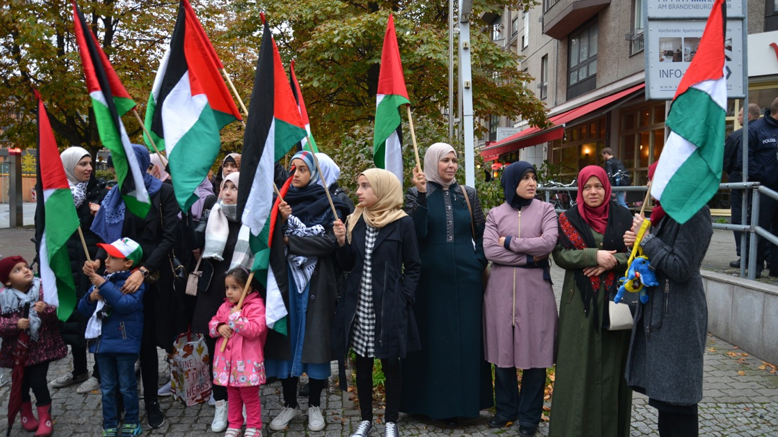‪فلسطينيات حرصن على المشاركة في المظاهرة مع أطفالهن للتنديد بوعد بلفور‬  (الجزيرة)