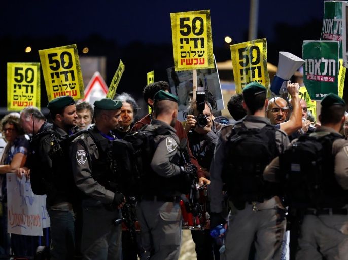 Israeli security forces stand guard during a demonstration organized by Peace Now in the Gush Etzion settlement block on September 27, 2017, against the 50th anniversary of the creation of Israeli settlements in the occupied West Bank and Golan Heights.Israel's government hosted a celebration of 50 years of Jewish settlement in the occupied West Bank and Golan Heights, angering the Palestinians and triggering a row with the supreme court. / AFP PHOTO / Thomas COEX / The erroneous mention[s] appearing in the metadata of this photo by Thomas COEX has been modified in AFP systems in the following manner: [27] instead of [26]. Please immediately remove the erroneous mention[s] from all your online services and delete it (them) from your servers. If you have been authorized by AFP to distribute it (them) to third parties, please ensure that the same actions are carried out by them. Failure to promptly comply with these instructions will entail liability on your part for any continued or post notification usage. Therefore we thank you very much for all your attention and prompt action. We are sorry for the inconvenience this notification may cause and remain at your disposal for any further information you may require. (Photo credit should read THOMAS COEX/AFP/Getty Images)