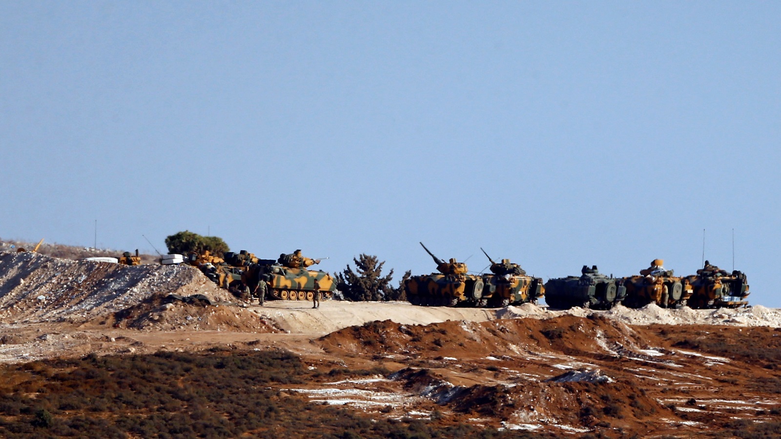 مدرعات تركية في منطقة ريحانلي على الحدود السورية (رويترز)