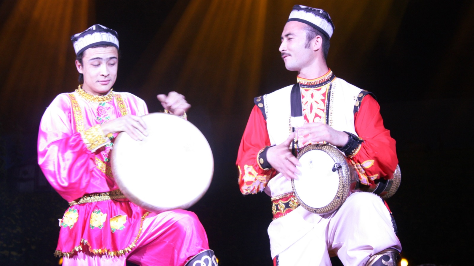 اللغناء والرقص الإيغوري لا يزال يحتفظ بخصوصيته رغم حملات الصين للتأثير عليه (الجزيرة)