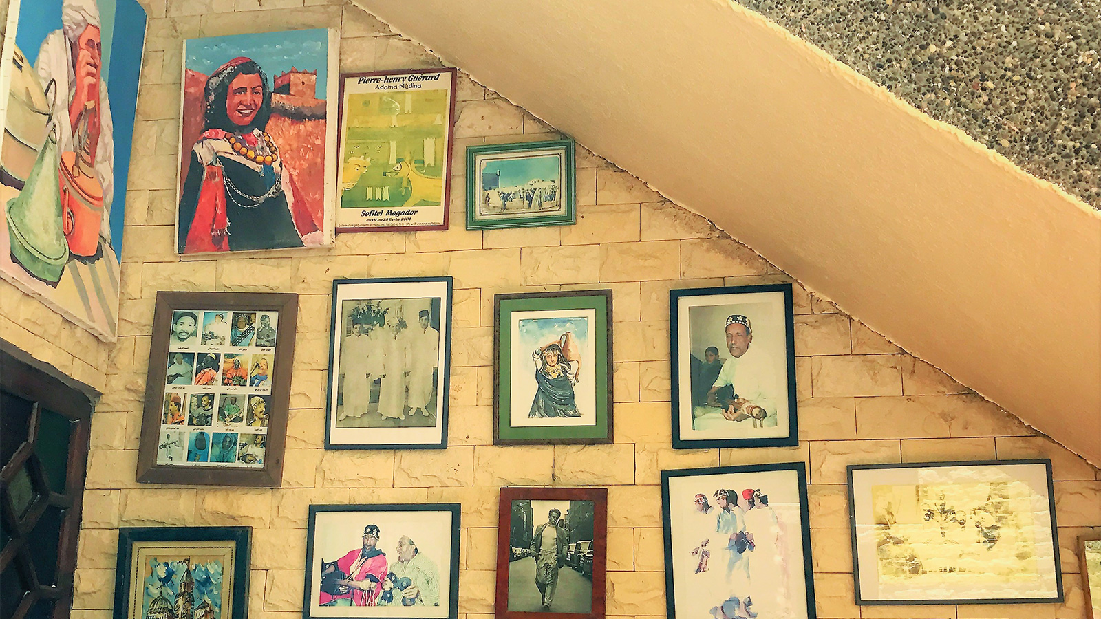 فنانون محليون وأجانب عرضوا لوحاتهم في مقهى إدريس بمدينة الصويرة (الجزيرة)