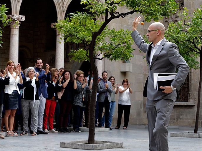 epa06239735 Catalan Foreign Minister, Raul Romeva (R), greets the regional Government's officials as he arrives for an extraordinary Cabinet meeting held a day after the Catalan independence referendum, in Barcelona, northeastern Spain, on 02 October 2017. Puigdemont has met with the members of his Government to analyse the current scene in Catalonia after the '1-O Referendum', that was held in spite of it was banned by the Constitutional Court, amidst the high tension atmosphere with the Spanish central Government for the police forces' actions and with an open door to a possible unilateral declaration of independence by the Catalan Government. EPA-EFE/Alberto Estevez
