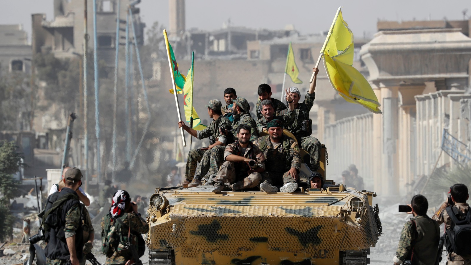 مسلحون أكراد يحتفلون باستعادة الرقة من سيطرة تنظيم الدولة  منتصف أكتوبر/تشرين الأول الماضي (رويترز)