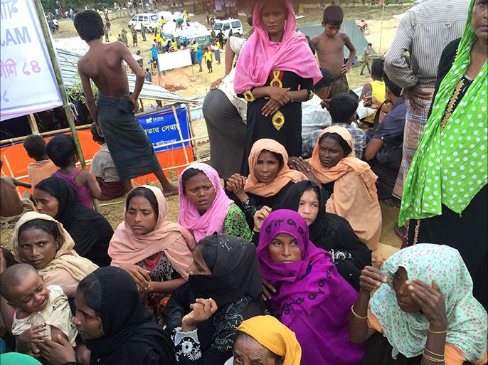 سيدة روهينغية تدعى عريفة تقف بجانب مخيم للنازحين ببنغلاديش، أثناء حديثها للجزيرة نت عن اعتقال جنود ميانمار لزوجها وقصة عبورها مع رضيعها إلى بنغلاديش