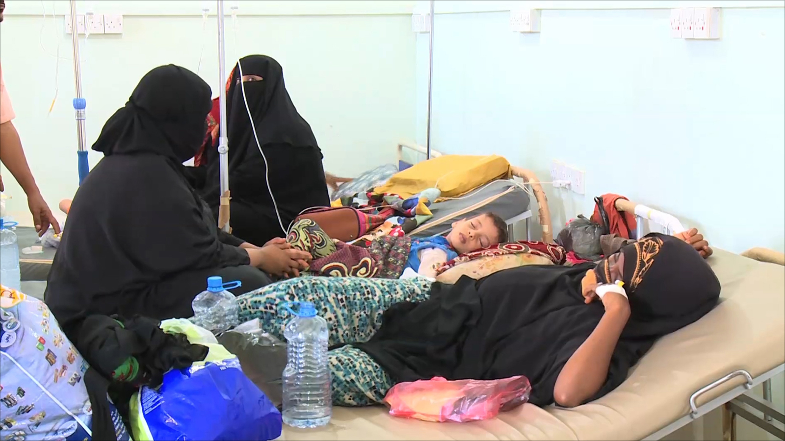 ينذر انتشار مرض الكوليرا في اليمن بكارثة حقيقية في ظل تردي الخدمات الطبية في ظل الحرب (الجزيرة)