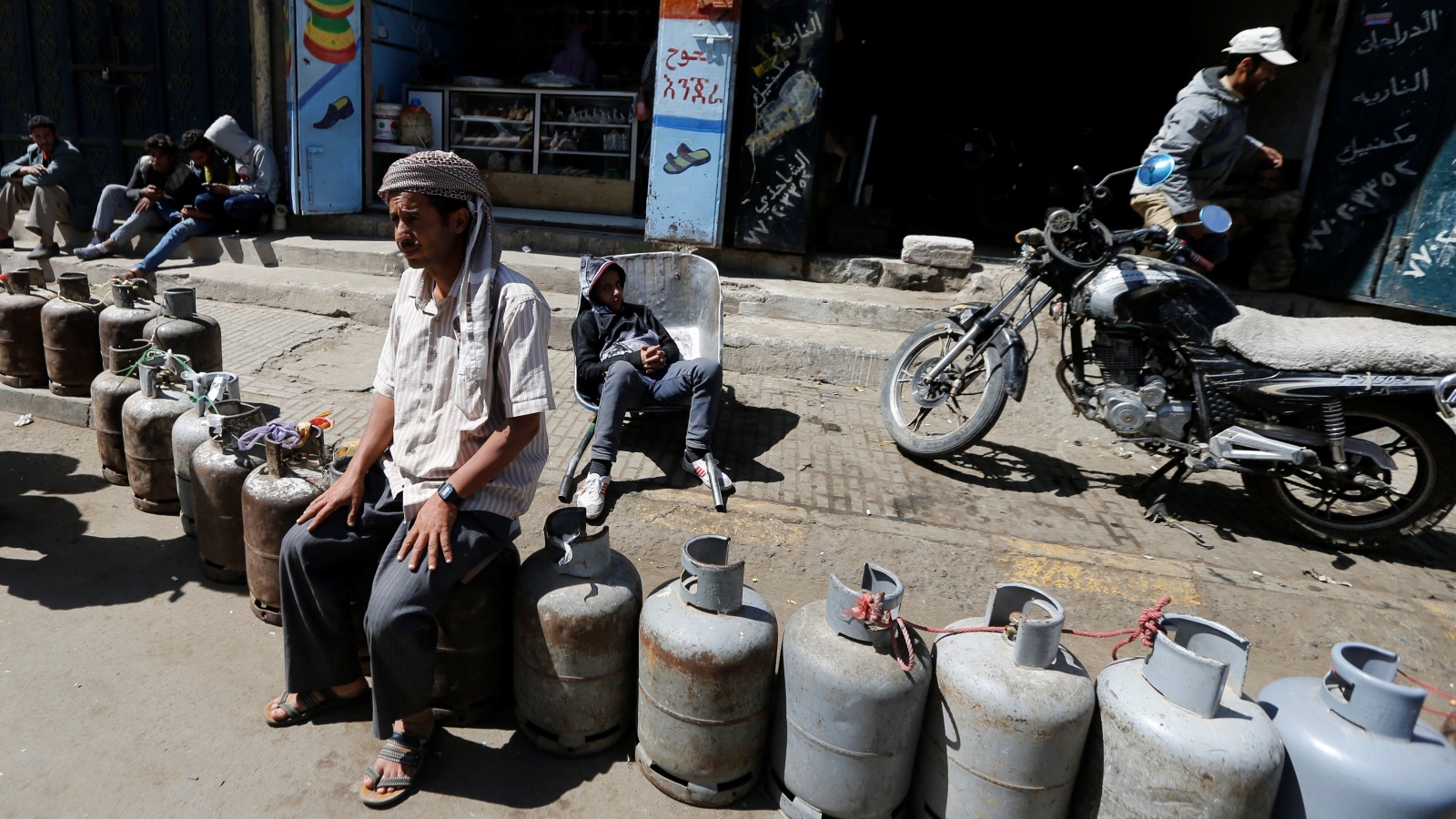 ‪أزمة الوقود في صنعاء شملت أسطوانات الغاز‬ (رويترز)