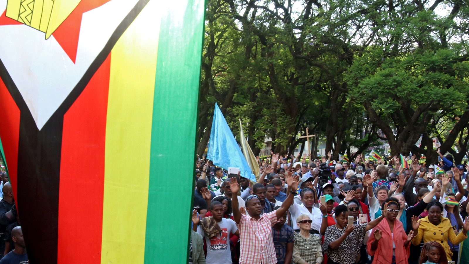 هراري تشهد احتفالات مؤيدة لسيطرة الجيش على السلطة ووضع موغابي رهن الإقامة الجبرية (رويترز)