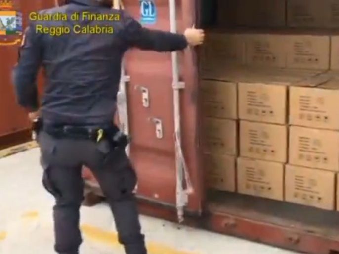 فرد من الشرطة الإيطالية يفتح حاوية في ميناء جنوبي البلاد تحوي علب بها مخدر الترامادول كانت متجهة لتنظيم الدولة بليبيا