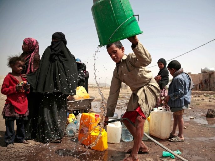 استخدام المواطنين اليمنيين لمياه الشرب الملوثة بمياه الصرف الصحي تسببت في انتشار مرض الكوليرا (أسوشيتد برس)