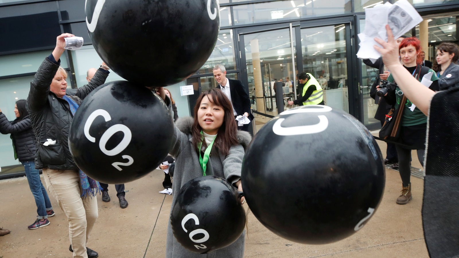 ناشطة تحتج على انبعاثات ثاني أكسيد الكربون أمام مركز المؤتمرات العالمي ببون في وقت سابق هذا الشهر (رويترز)