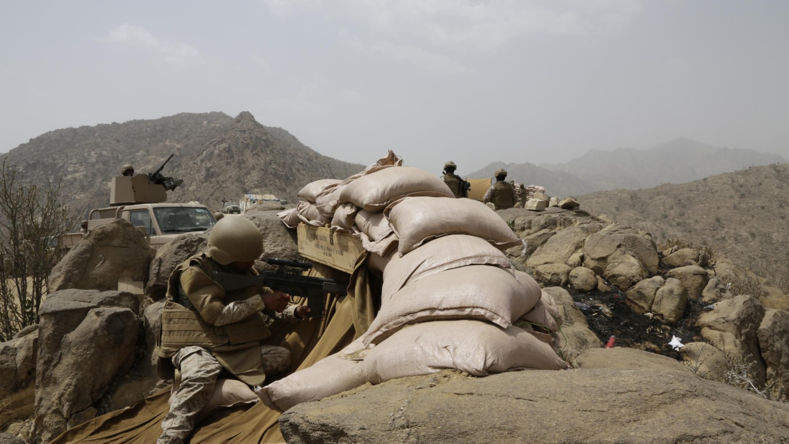 ‪جنود سعوديون في نقطة حدودية بمنطقة جازان في الحد الجنوبي مع اليمن‬ (أسوشيتد برس)