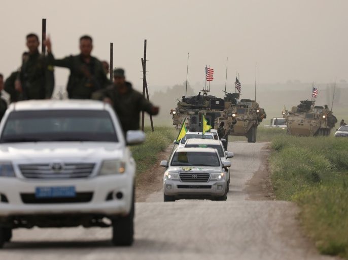 Kurdish fighters from the People's Protection Units (YPG) head a convoy of U.S military vehicles in the town of Darbasiya next to the Turkish border, Syria April 28, 2017. REUTERS/Rodi Said