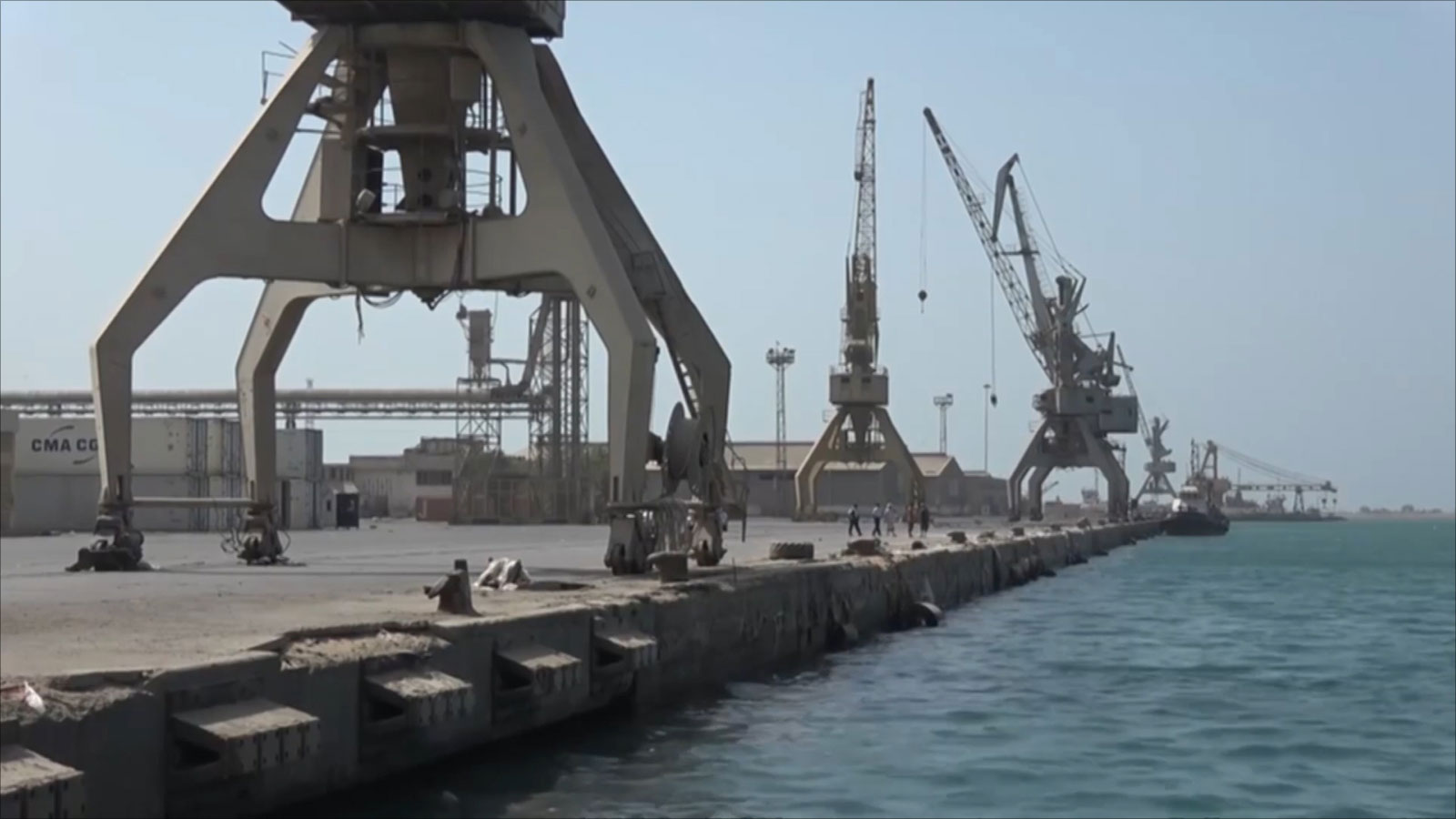 ‪التحالف العربي يواصل منع دخول السفن لميناء الحديدة‬  (الجزيرة)
