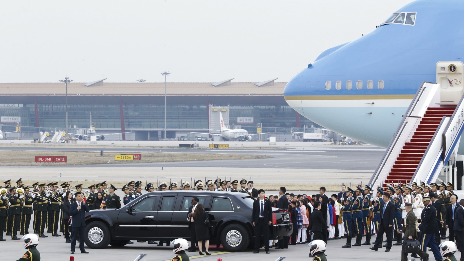 ‪جانب من استقبال ترمب وزوجته عند وصولهما بكين‬ جانب من استقبال ترمب وزوجته عند وصولهما بكين (رويترز)
