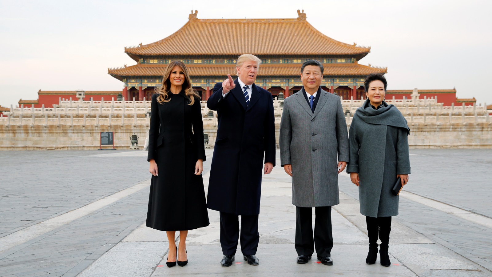 ‪الرئيسان الصيني والأميركي وزوجتاهما أثناء زيارة المدينة المحرمة‬ الرئيسان الصيني والأميركي وزوجتاهما أثناء زيارة المدينة المحرمة (رويترز)